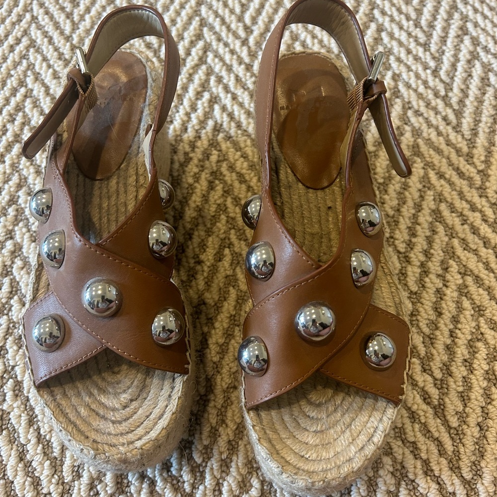 Chic Brown Platform Sandals With Silver Accents - image 2